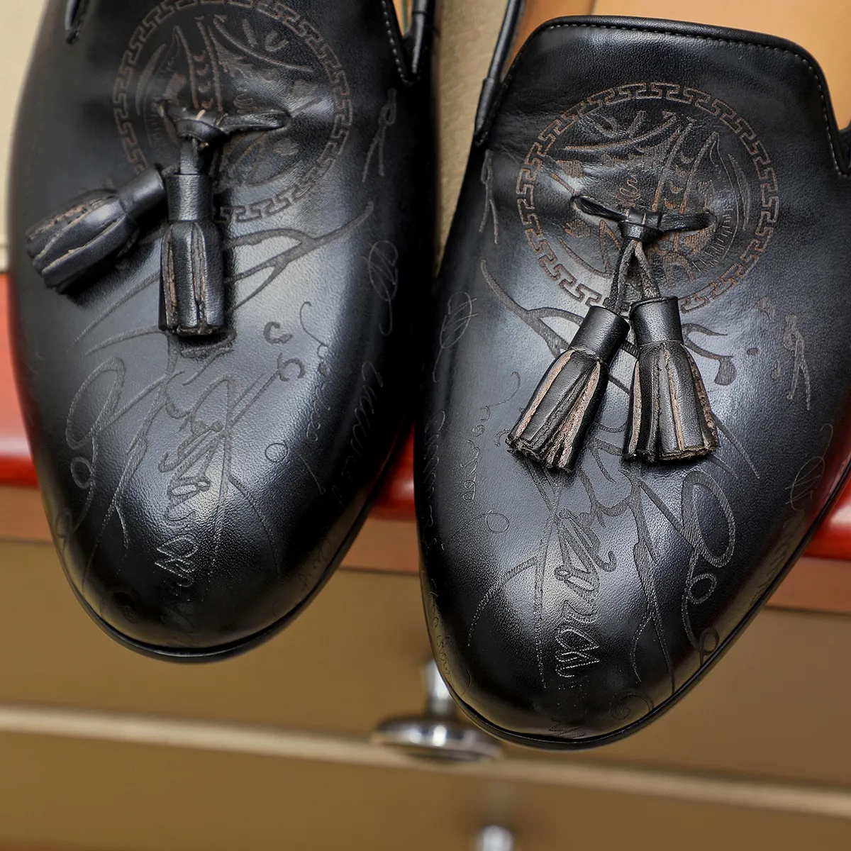 Men's shoes 💰560 💰 Louis Vuitton LV ® Autumn and Winter 🆕 models 🔛Full shoe counter First layer cowhide, 🐂Leather lined casual shoes for men, super soft outsole, a must-have for driving. Counter synchronization Original first layer cowhide Completely 1:1 mold customization 🌹Top version, 2 colors available! Number: 38-45 (37.46. Customized)